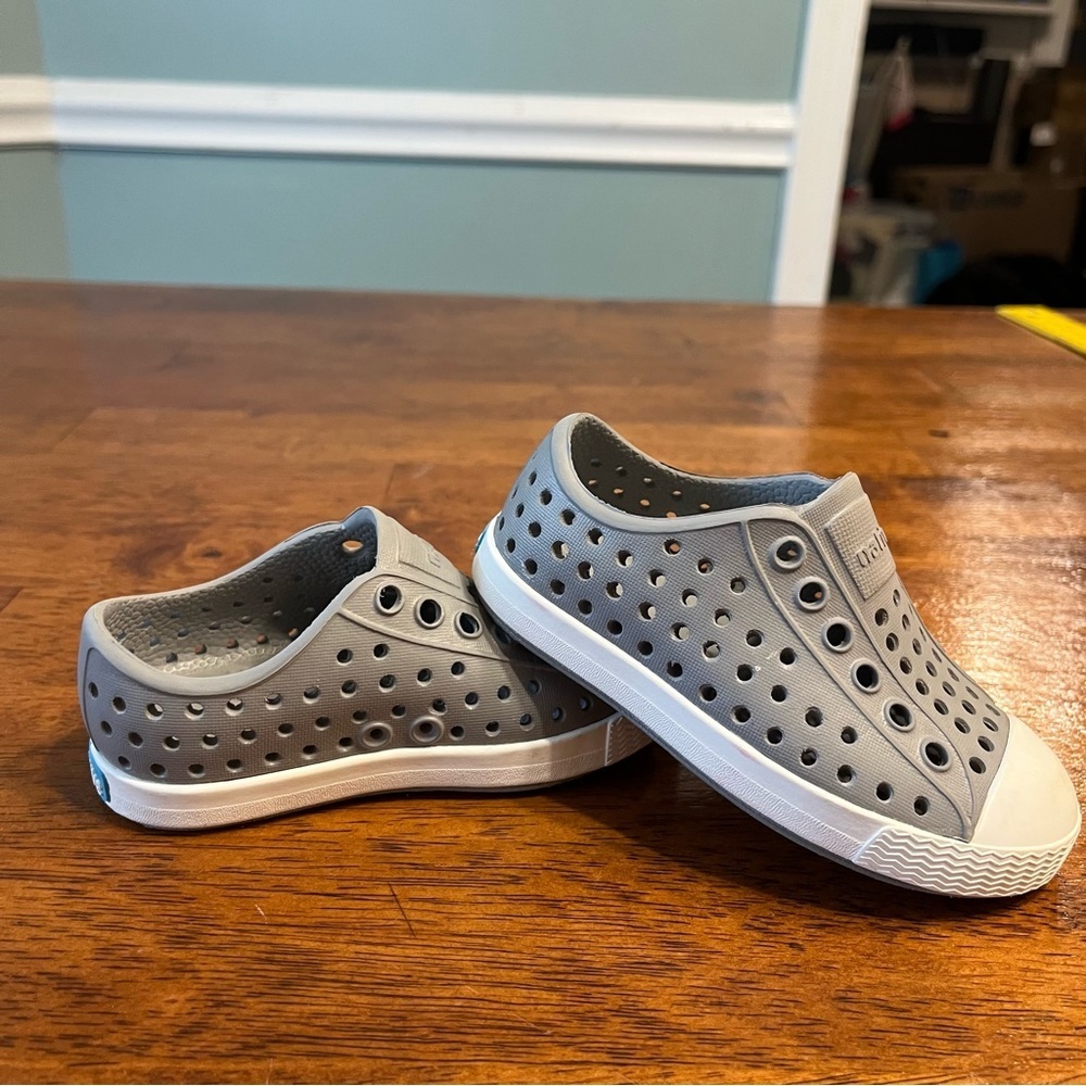 Native Jefferson Kids Shoes in Gray and White size 5